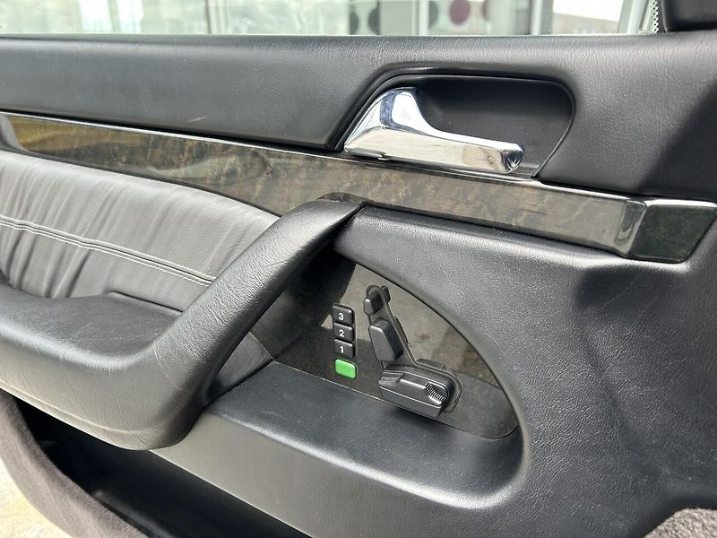 Mercedes-Benz Třídy S S 600 L V12 - fotka 28 z 33