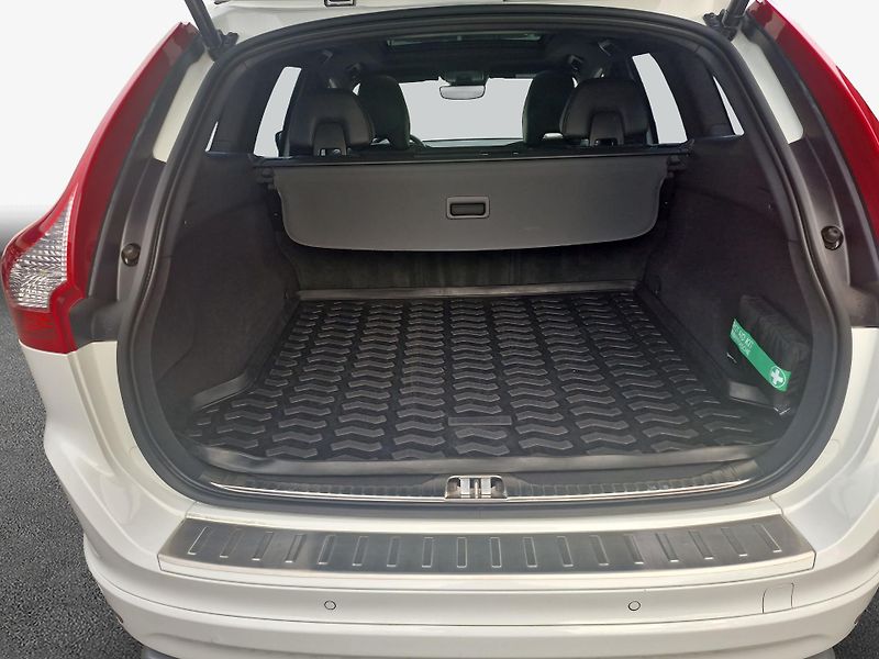 Volvo XC60 T5 AWD Aut. RDesign #TAŽNÉ - fotka 8 z 16
