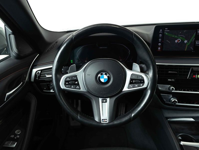 BMW Řada 5 M550i xDrive - fotka 13 z 23
