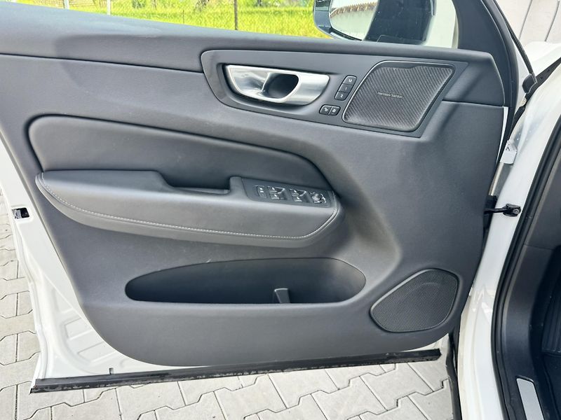 Volvo XC60 T8 AWD ULTIMATE // REZERVACE - fotka 11 z 45