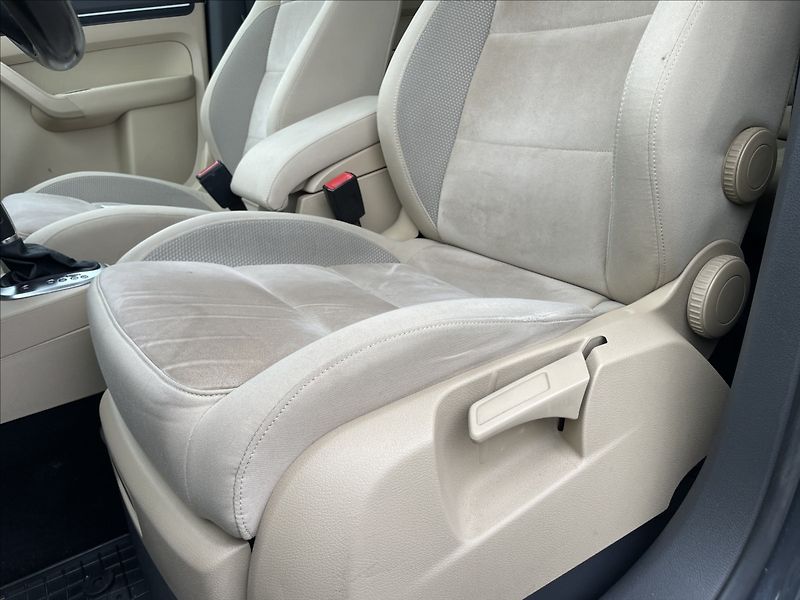 Volkswagen Touran 2,0 TDi 103kw DSG Highline Pan - fotka 19 z 25