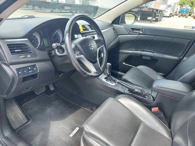 Suzuki Kizashi 2.4 4WD - fotka 24 z 59