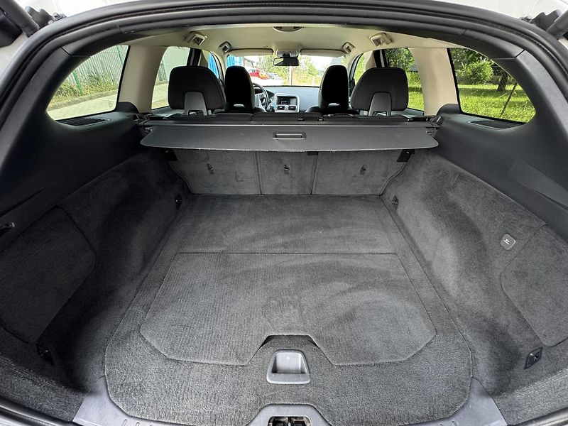 Volvo XC60 D4 AWD MOMENTUM - fotka 24 z 43