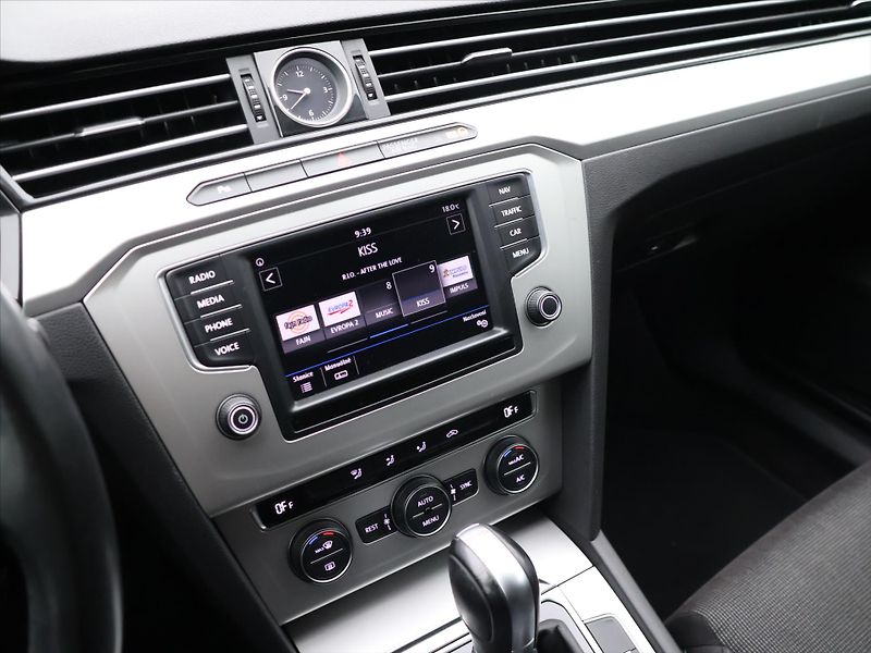Volkswagen Passat 1.4 TSI 110kW LED DSG Tažné - fotka 18 z 29