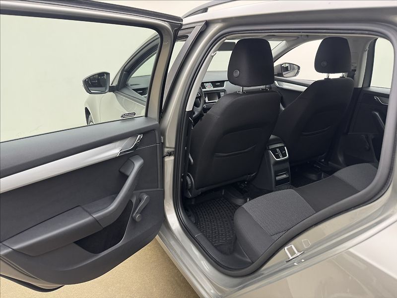 Škoda Octavia 1,6 TDi DPH KLIMA SENZORY ČR - fotka 25 z 30