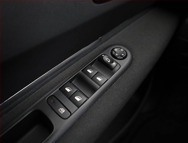 Peugeot 5008 (2016) 1.6 BlueHDi, Automat, 7 míst - fotka 14 z 20
