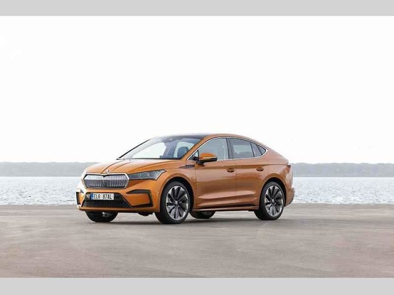 Plně elektrické SUV Škoda Enyaq Coupé iV (na snímku) se představilo v roce 2022 a vzbudilo u zákazníků velký zájem. Automobilka zrychluje svoji elektrickou ofenzivu: do roku 2026 představí tři zcela nové elektrické modely a další budou následovat.
