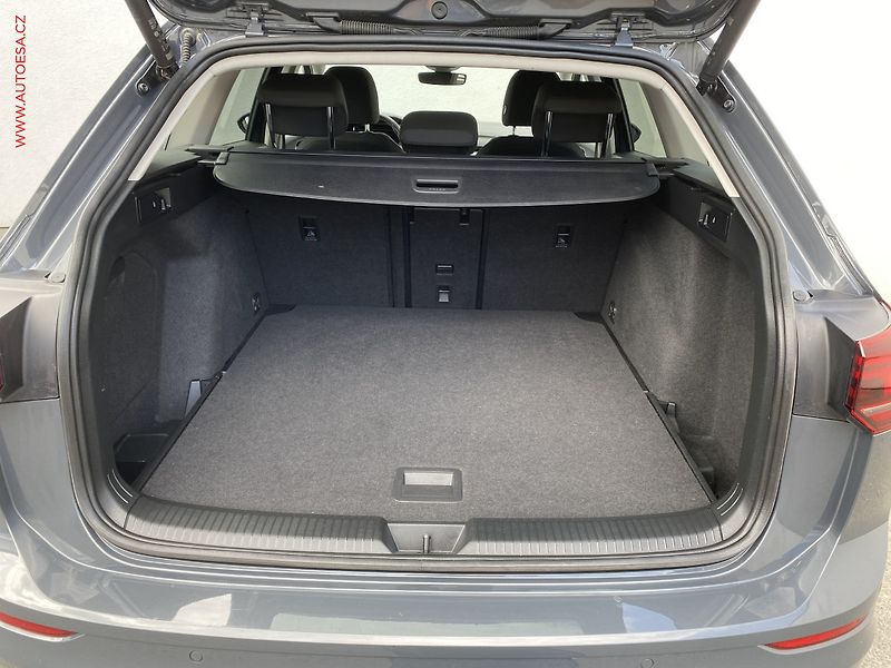 Volkswagen Golf (2024) 1.5e-TSi, ČR, Life, DSG, LED - fotka 7 z 20