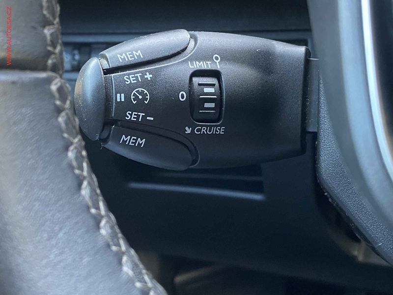 Peugeot 3008 (2020) 1.2 PT, Allure, navi, kamera - fotka 14 z 19