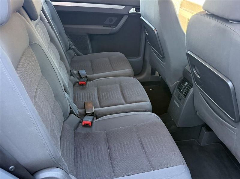 Volkswagen Touran 2,0 TDi DSG highline 7-míst - fotka 10 z 18