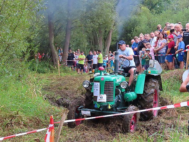 Závodnici při traktoriádě musí prokázat svou zručnost a umění řídit traktor., zdroj: Deník/Lenka Pospíšilová