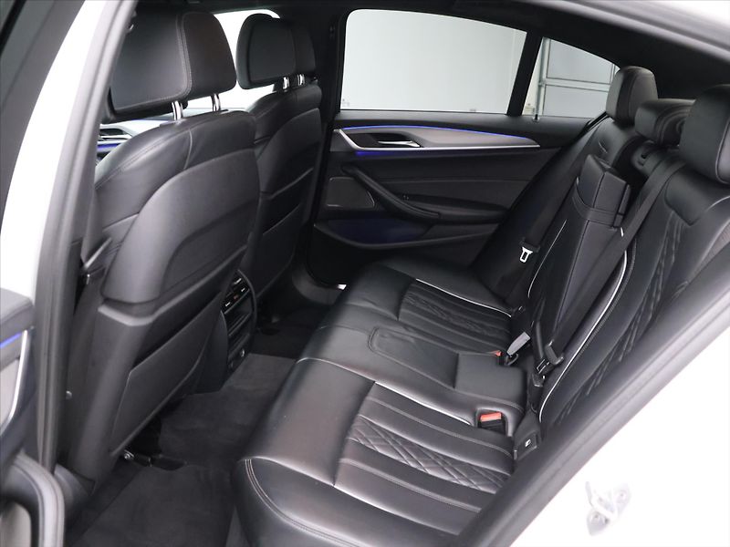 BMW Řada 5 3,0 530d 195kW xDrive CZ - fotka 14 z 37