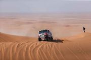 Účastníci Rallye Dakar zdolávají obrovské duny