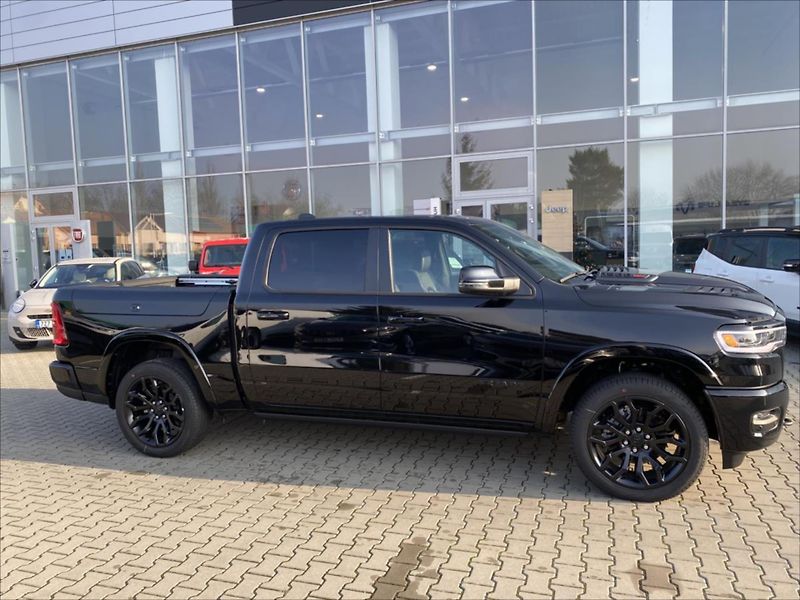 Dodge RAM (2025) 3,0 R6  Limited Night - fotka 2 z 16