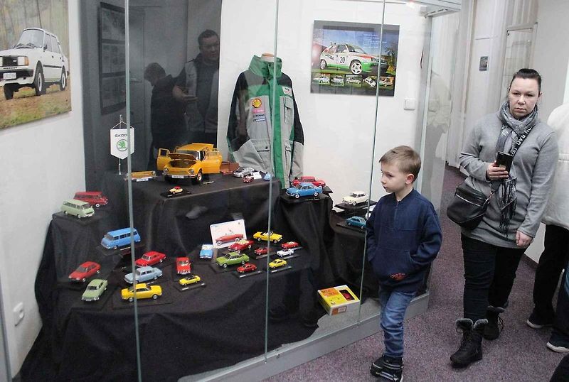 Modely vozů Škoda s pamětními mincemi.