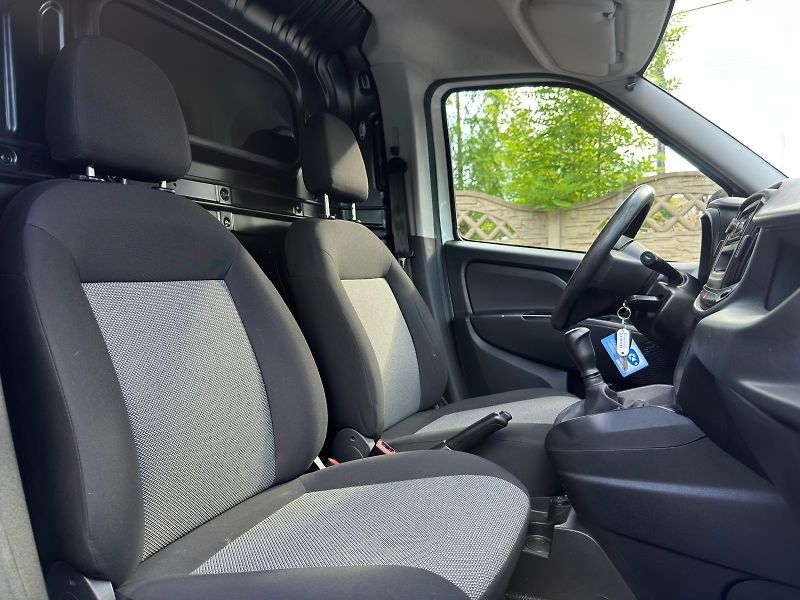 Fiat Dobló cargo 1.3 ČR 1.MAJ, DPH NEHAVAROVÁNO - fotka 18 z 25