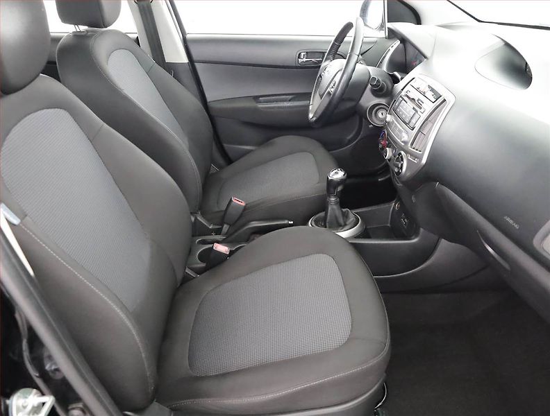 Hyundai i20 (2013) 1.1 CRDi - fotka 7 z 12