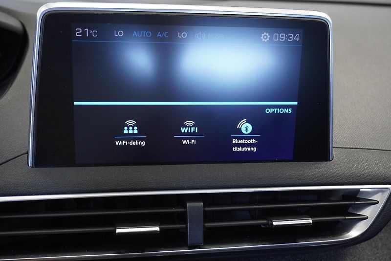 Peugeot 3008 1.6 BLUEHDI 88kW ALLURE - fotka 16 z 29