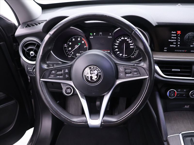 Alfa Romeo Stelvio 2,0 TBi 148kW Aut. Q4 Super - fotka 18 z 32