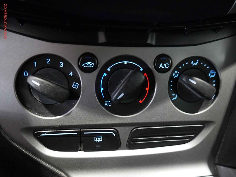 Ford Focus (2012) 1.6 i, ČR, AC, zmk.řazení - fotka 15 z 16