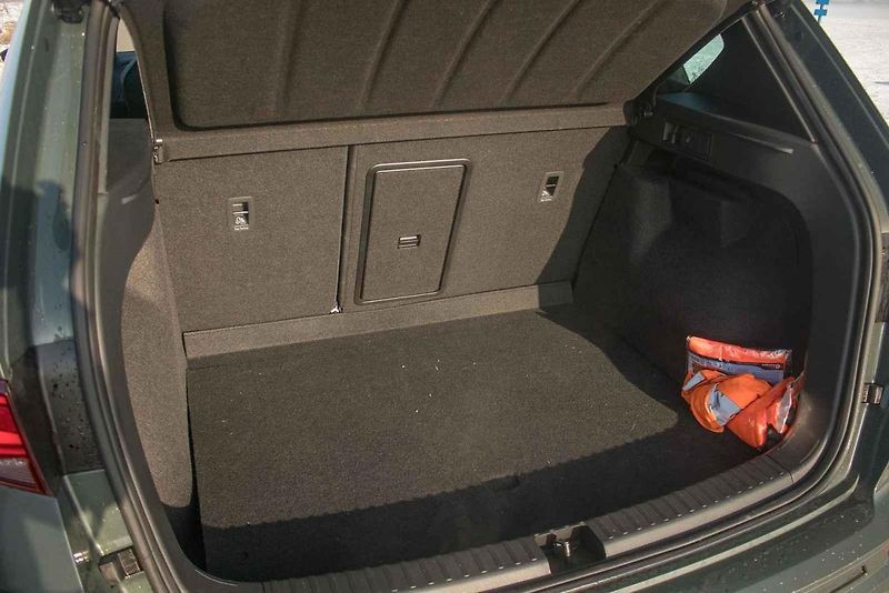 Zvenčí má sportovní šmrnc a sexy detaily, uvnitř však Cupra Ateca neopustila praktičnost rodinného SUV.