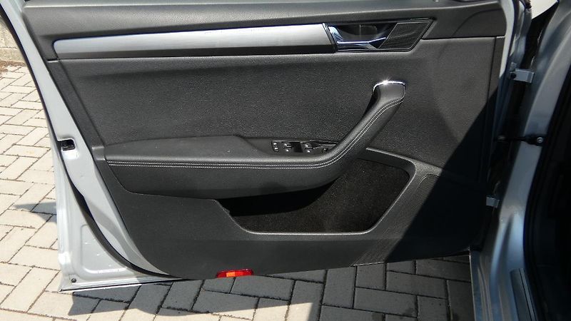 Škoda Superb 2,0 TDI 147kw DSG Style - fotka 8 z 16