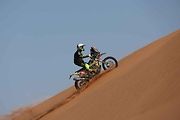 Účastníci Rallye Dakar zdolávají obrovské duny