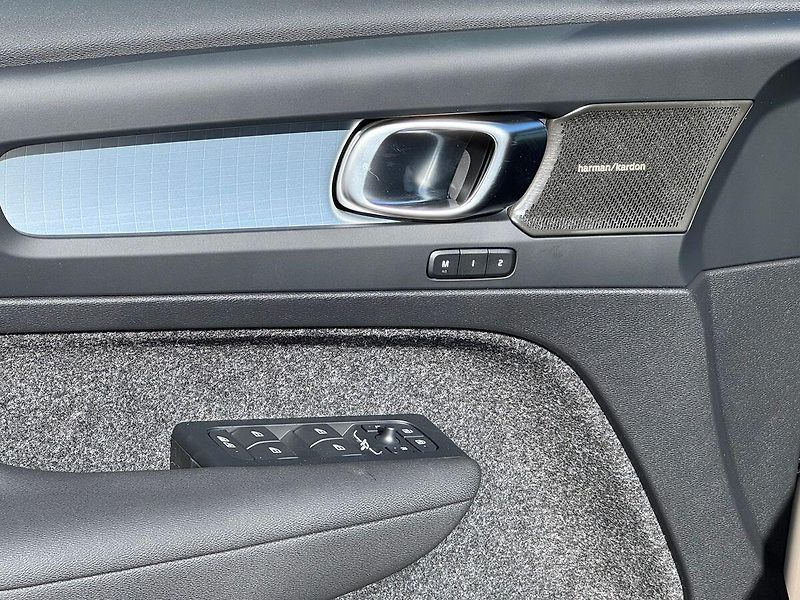 Volvo XC40 PLUS B3, ACC ,BLIS ,FULL LED - fotka 8 z 22