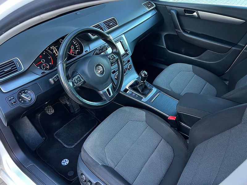Volkswagen Passat TDI-ALU-NAVI-PLNÝ SERVIS - fotka 14 z 45
