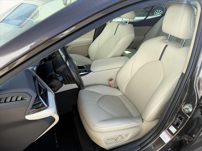 Toyota Camry 2,5 Executive - fotka 9 z 20