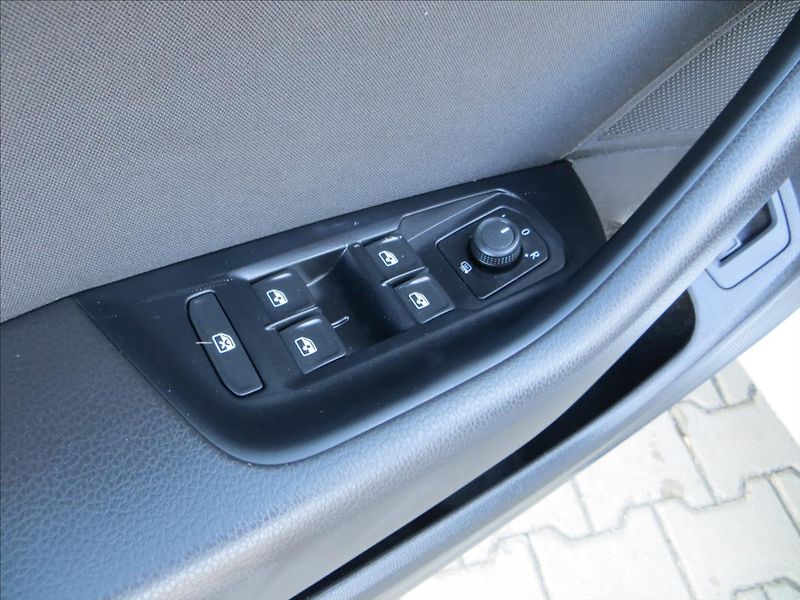 Volkswagen Passat 2,0 TDI 110kW Business ČR - fotka 11 z 26