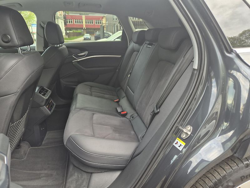 Audi e-tron 50 QUATTRO 230kw 20ALU SOH100% - fotka 38 z 45