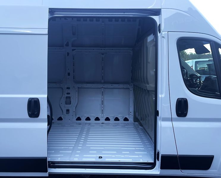 Citroën Jumper (2026) Furgon 4-35 L3H3 2.2 BHDi 180 - fotka 9 z 18
