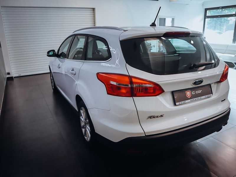 Ford Focus 1.5 EcoBoost Titanium - fotka 8 z 23