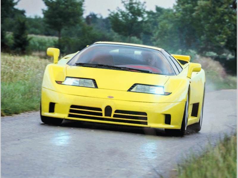 Schumacher si převzetí auta užil se zaměstnanci továrny.