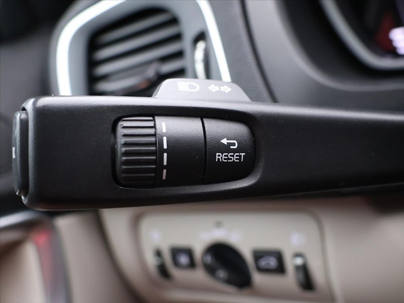 Volvo V40 1,6 D2 115 Summum - fotka 17 z 30