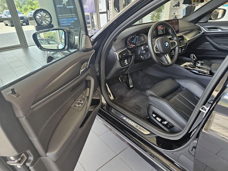 BMW Řada 5 M550i xDrive - fotka 12 z 32