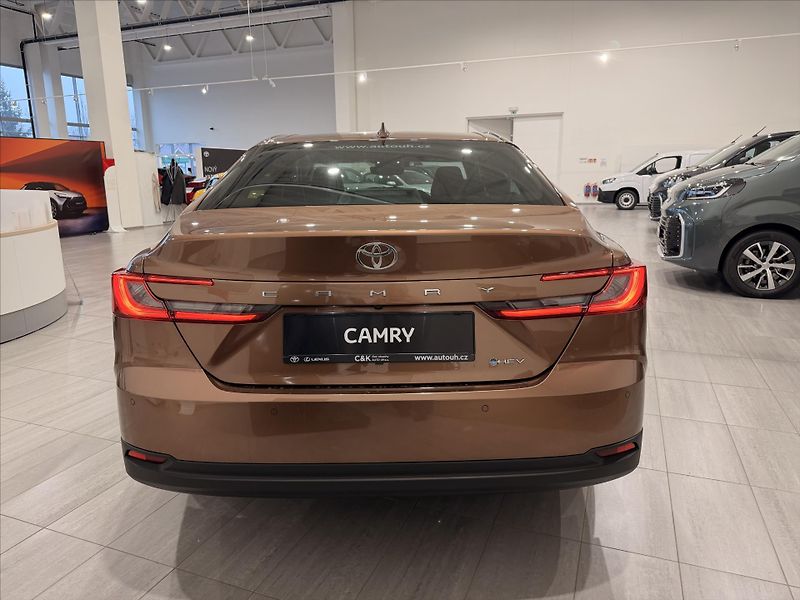 Toyota Camry (2025) 2,5 Hybrid 230k - Prestige - fotka 4 z 12