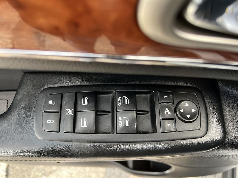 Jeep Grand Cherokee 3.0CRD AUTOMAT LIMITED TAŽNÉ - fotka 13 z 43