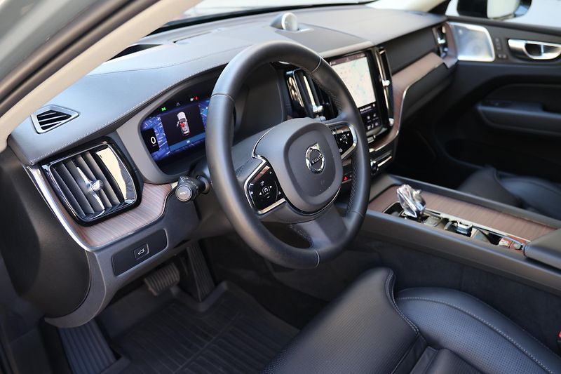 Volvo XC60 (2023) B5 AWD - fotka 12 z 23