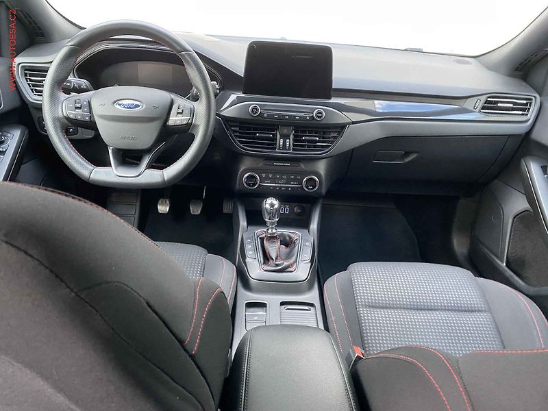 Ford Focus (2021) 1.0 EB, ST-Line, LED, navi - fotka 8 z 19