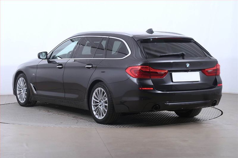BMW Řada 5 (2017) Sport Line 520d xDrive - fotka 4 z 24