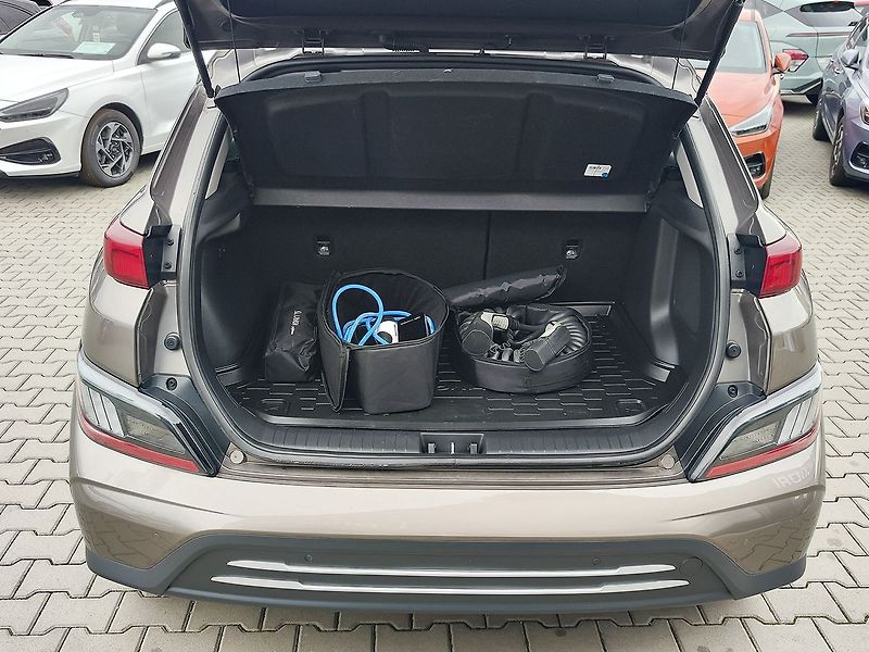 Hyundai Kona EV/64kWh Czech Edition AT - fotka 9 z 35