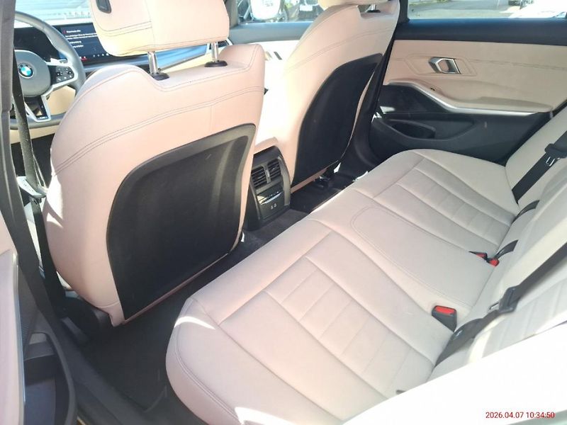 BMW Řada 3 330d xDrive Touring - fotka 12 z 19