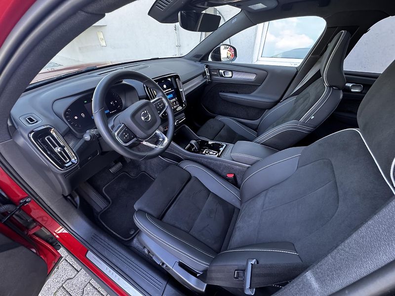 Volvo XC40 B4 FWD ULTRA // REZERVACE  - fotka 10 z 46