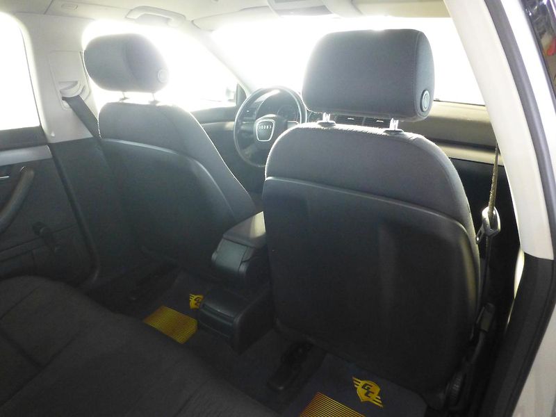 Audi A4 (2006) 1,6I**DIGIKLIMA**ALU**TAŽNÉ - fotka 23 z 25