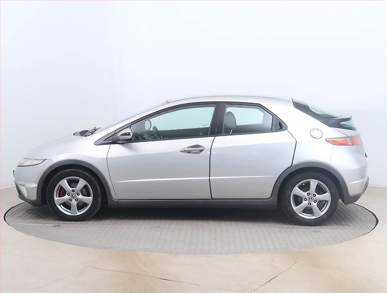 Honda Civic (2008) 1.8 i, po STK, slušný stav - fotka 3 z 14