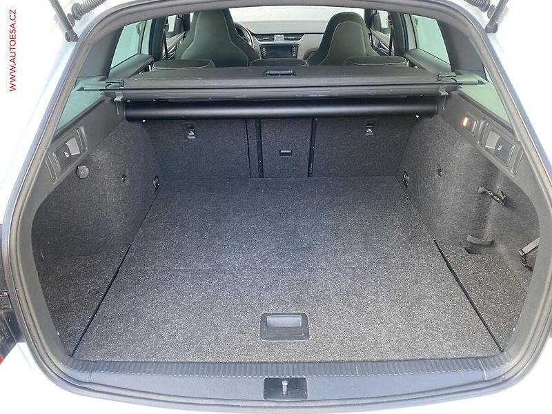 Škoda Octavia (2017) 2.0TDi, RS, LED, panor - fotka 7 z 19
