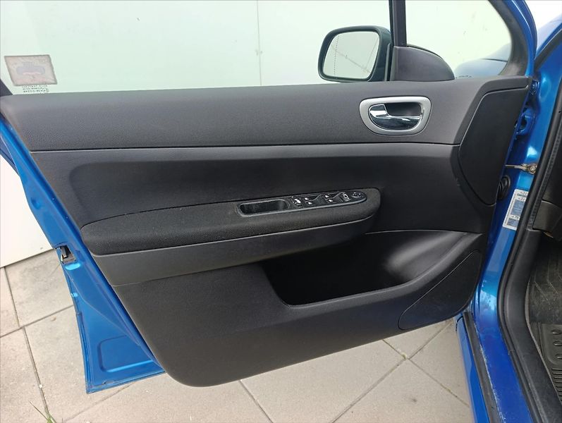 Peugeot 307 1,6 i Aut.klima Tažné zařízení - fotka 12 z 27