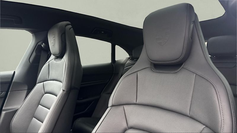 Porsche Taycan (2025) 4S Sport Tursimo 4S - fotka 17 z 30